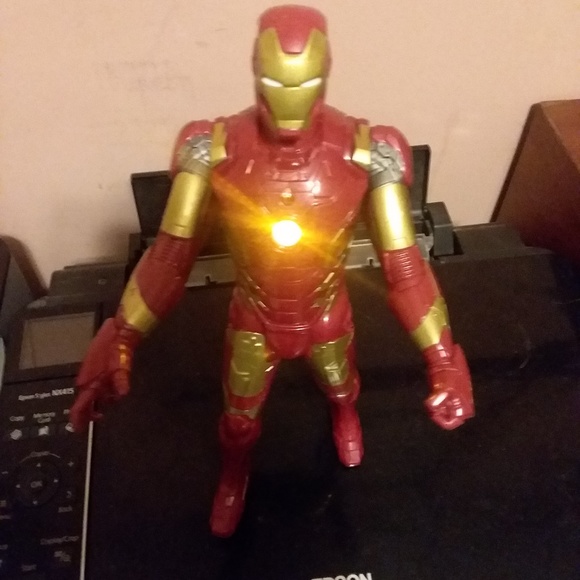 avengers  iron man talks and lights up - Picture 1 of 1